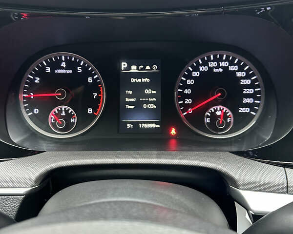 Сірий Кіа K5, об'ємом двигуна 2 л та пробігом 180 тис. км за 21200 $, фото 15 на Automoto.ua