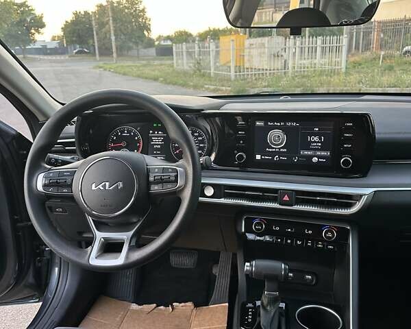 Серый Киа K5, объемом двигателя 1.6 л и пробегом 76 тыс. км за 21500 $, фото 14 на Automoto.ua