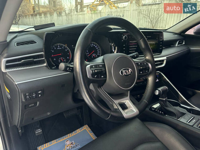 Серый Киа K5, объемом двигателя 2 л и пробегом 116 тыс. км за 21799 $, фото 7 на Automoto.ua