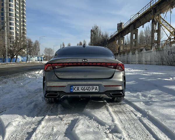 Серый Киа K5, объемом двигателя 2 л и пробегом 116 тыс. км за 21799 $, фото 3 на Automoto.ua