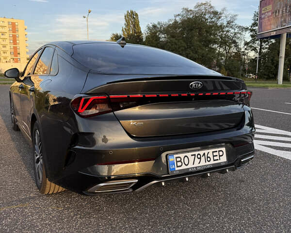 Серый Киа K5, объемом двигателя 2 л и пробегом 192 тыс. км за 19900 $, фото 1 на Automoto.ua