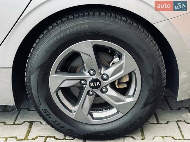 Серый Киа K5, объемом двигателя 2 л и пробегом 152 тыс. км за 21200 $, фото 10 на Automoto.ua