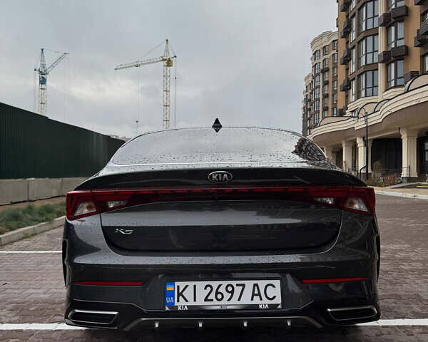 Серый Киа K5, объемом двигателя 2 л и пробегом 122 тыс. км за 23000 $, фото 4 на Automoto.ua