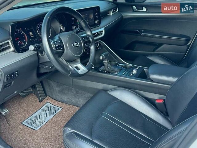 Серый Киа K5, объемом двигателя 2 л и пробегом 94 тыс. км за 20250 $, фото 6 на Automoto.ua