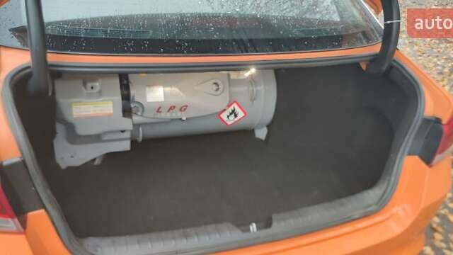 Помаранчевий Кіа K5, об'ємом двигуна 2 л та пробігом 495 тис. км за 9800 $, фото 4 на Automoto.ua