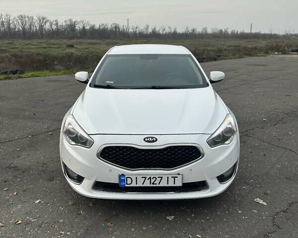 Белый Киа K7, объемом двигателя 3 л и пробегом 235 тыс. км за 11699 $, фото 2 на Automoto.ua