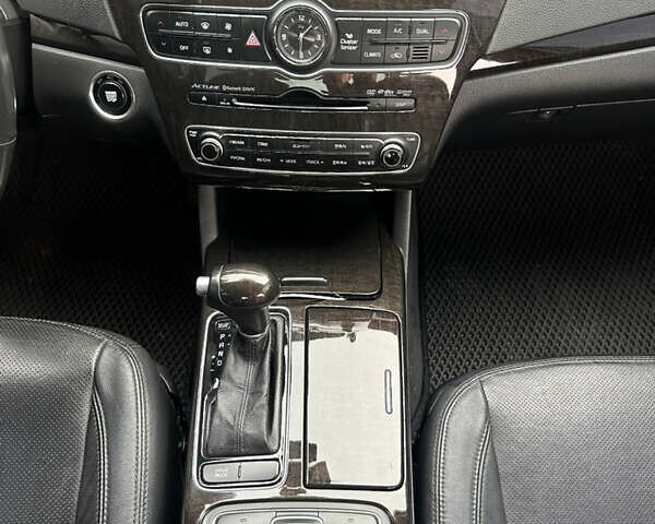 Белый Киа K7, объемом двигателя 3 л и пробегом 235 тыс. км за 11699 $, фото 30 на Automoto.ua