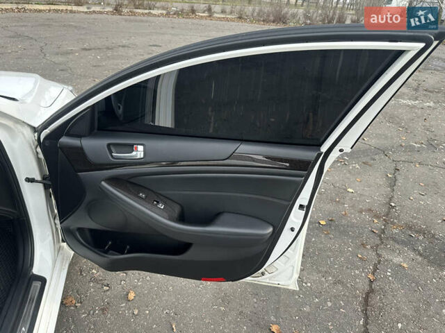 Белый Киа K7, объемом двигателя 3 л и пробегом 235 тыс. км за 11699 $, фото 20 на Automoto.ua
