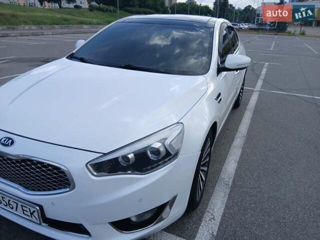 Белый Киа K7, объемом двигателя 3 л и пробегом 246 тыс. км за 11800 $, фото 1 на Automoto.ua