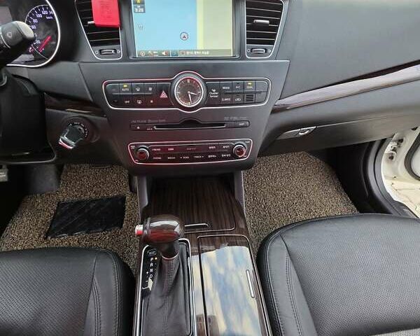Білий Кіа K7, об'ємом двигуна 3 л та пробігом 187 тис. км за 10100 $, фото 28 на Automoto.ua