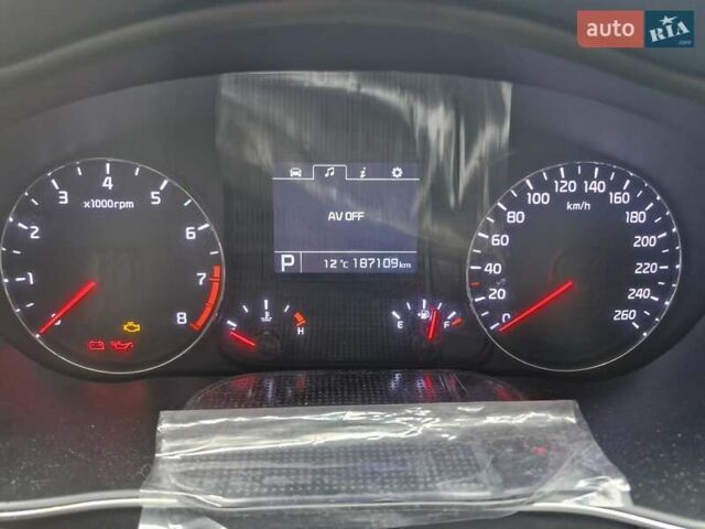 Білий Кіа K7, об'ємом двигуна 3 л та пробігом 187 тис. км за 10100 $, фото 24 на Automoto.ua