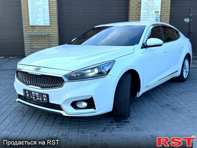 Белый Киа K7, объемом двигателя 3 л и пробегом 220 тыс. км за 17800 $, фото 1 на Automoto.ua