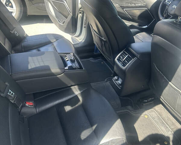 Білий Кіа K7, об'ємом двигуна 3 л та пробігом 270 тис. км за 17000 $, фото 5 на Automoto.ua