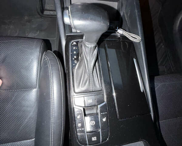 Чорний Кіа K7, об'ємом двигуна 3 л та пробігом 380 тис. км за 8200 $, фото 16 на Automoto.ua