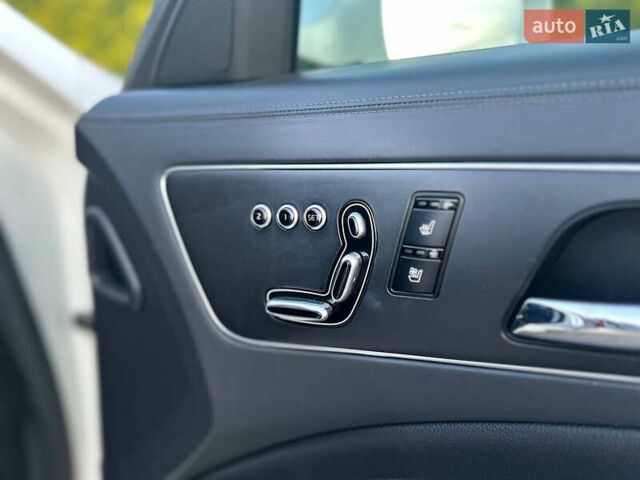 Білий Кіа K900, об'ємом двигуна 5.04 л та пробігом 130 тис. км за 19500 $, фото 16 на Automoto.ua