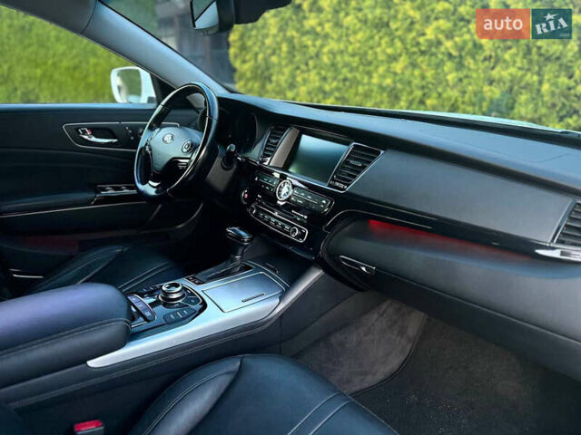 Білий Кіа K900, об'ємом двигуна 5.04 л та пробігом 130 тис. км за 19500 $, фото 15 на Automoto.ua
