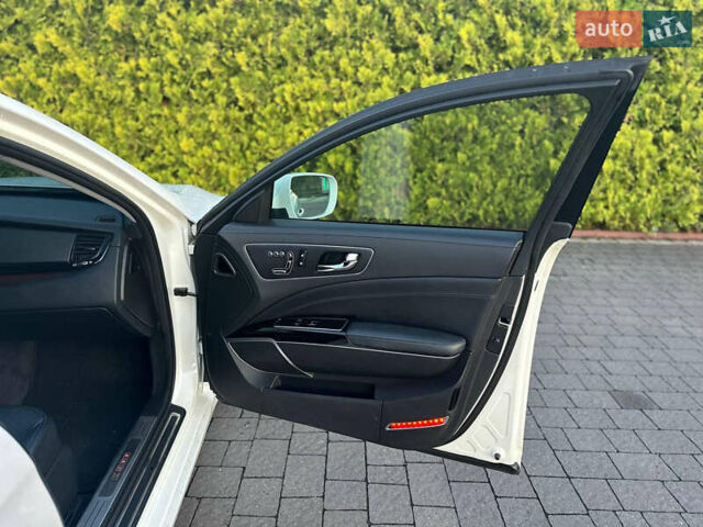 Білий Кіа K900, об'ємом двигуна 5.04 л та пробігом 130 тис. км за 19500 $, фото 22 на Automoto.ua
