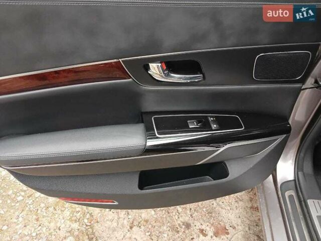 Сірий Кіа K900, об'ємом двигуна 5 л та пробігом 80 тис. км за 10000 $, фото 7 на Automoto.ua
