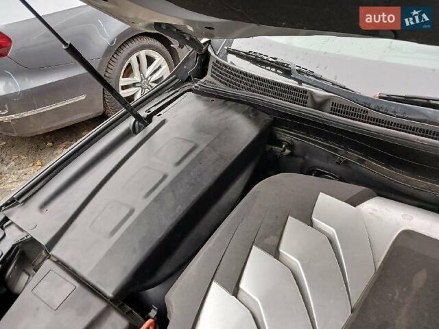 Сірий Кіа K900, об'ємом двигуна 5 л та пробігом 80 тис. км за 10000 $, фото 17 на Automoto.ua