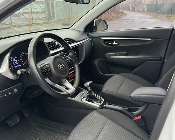 Белый Киа Rio X, объемом двигателя 1.59 л и пробегом 96 тыс. км за 17000 $, фото 3 на Automoto.ua