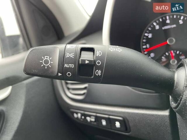 Киа Rio X 2021 в Киеве на Automoto.ua Белый Киа Rio X, объемом двигателя 1.59 л и пробегом 75 тыс. км за 16990 $, фото 17 на Automoto.ua