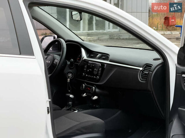 Белый Киа Rio X, объемом двигателя 1.6 л и пробегом 30 тыс. км за 15600 $, фото 12 на Automoto.ua