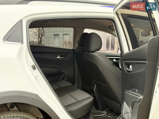 Белый Киа Rio X, объемом двигателя 1.6 л и пробегом 30 тыс. км за 15600 $, фото 16 на Automoto.ua