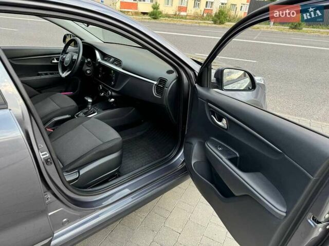Сірий Кіа Rio X, об'ємом двигуна 1.59 л та пробігом 27 тис. км за 18500 $, фото 26 на Automoto.ua