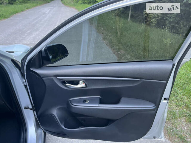 Сірий Кіа Rio X, об'ємом двигуна 1.59 л та пробігом 20 тис. км за 17500 $, фото 95 на Automoto.ua