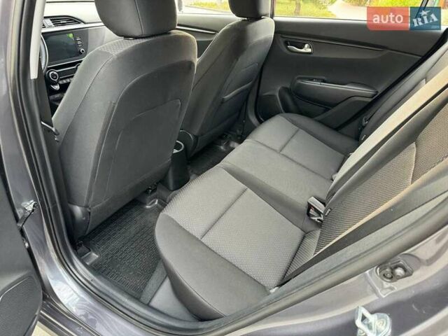 Сірий Кіа Rio X, об'ємом двигуна 1.59 л та пробігом 27 тис. км за 18500 $, фото 24 на Automoto.ua