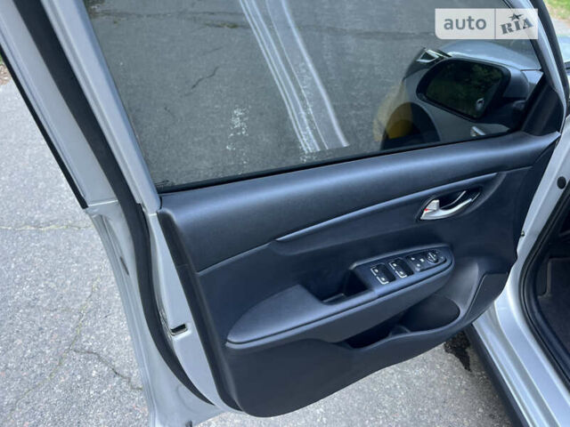 Сірий Кіа Rio X, об'ємом двигуна 1.59 л та пробігом 20 тис. км за 17500 $, фото 67 на Automoto.ua