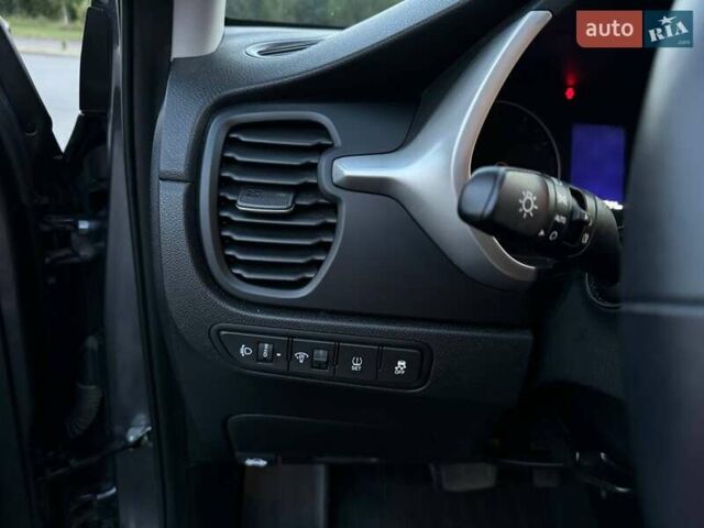 Сірий Кіа Rio X, об'ємом двигуна 1.59 л та пробігом 27 тис. км за 18500 $, фото 30 на Automoto.ua