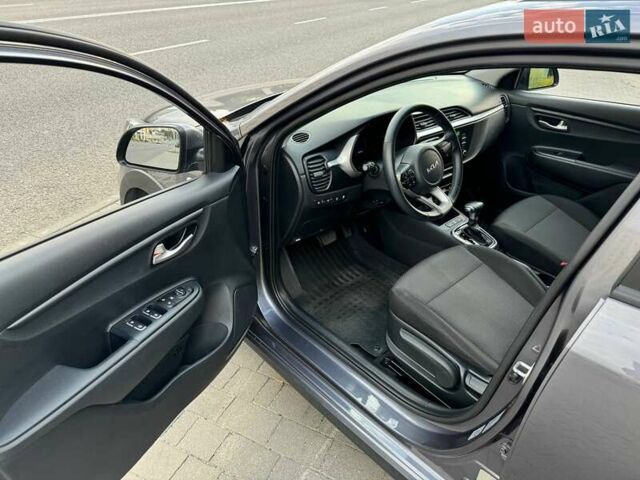 Сірий Кіа Rio X, об'ємом двигуна 1.59 л та пробігом 27 тис. км за 18500 $, фото 22 на Automoto.ua