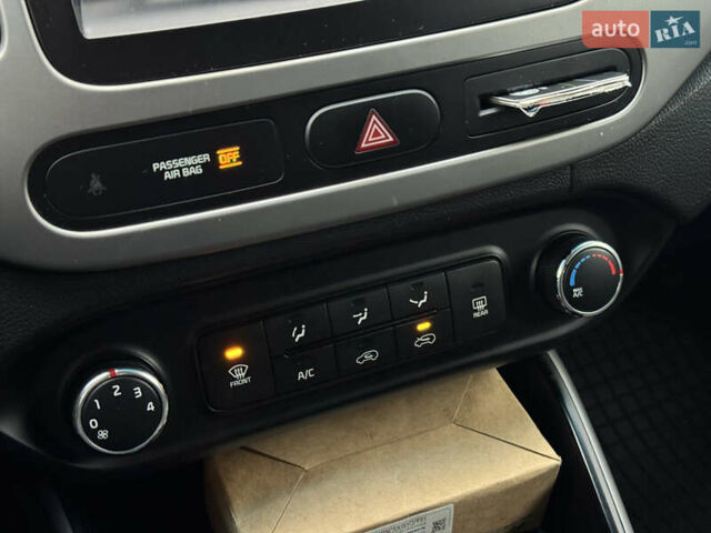 Черный Киа Rondo, объемом двигателя 2 л и пробегом 227 тыс. км за 10900 $, фото 16 на Automoto.ua