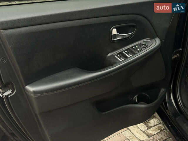 Черный Киа Rondo, объемом двигателя 2 л и пробегом 227 тыс. км за 10900 $, фото 11 на Automoto.ua
