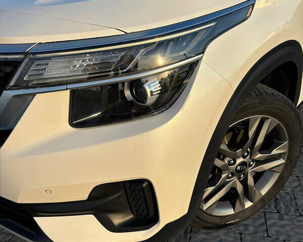 Білий Кіа Seltos, об'ємом двигуна 1.6 л та пробігом 154 тис. км за 19700 $, фото 2 на Automoto.ua