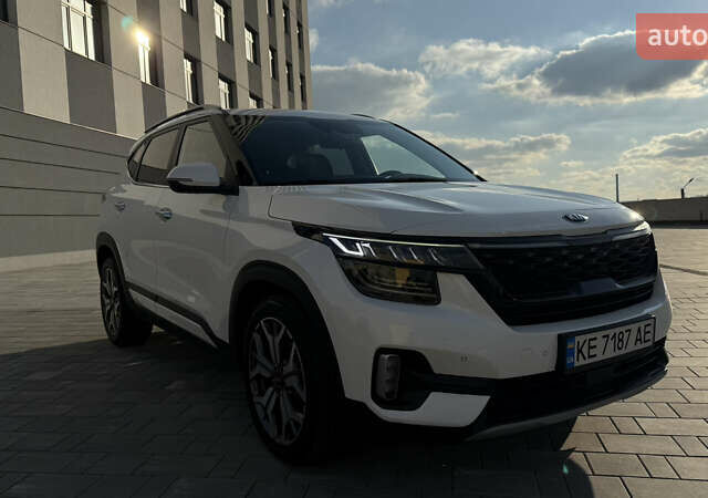 Белый Киа Seltos, объемом двигателя 1.6 л и пробегом 180 тыс. км за 22000 $, фото 2 на Automoto.ua