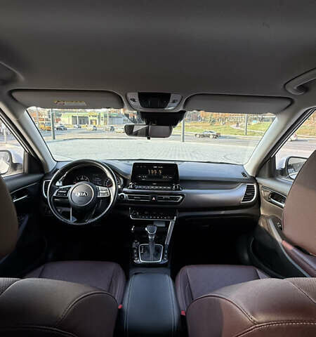 Белый Киа Seltos, объемом двигателя 1.6 л и пробегом 180 тыс. км за 22000 $, фото 7 на Automoto.ua