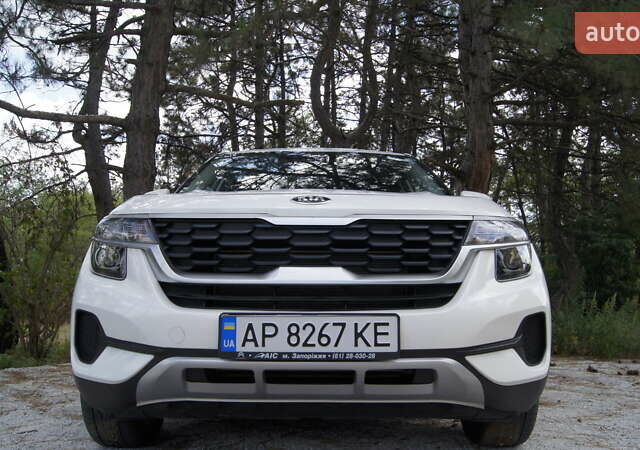 Киа Seltos 2020 в Соленом на Automoto.ua Белый Киа Seltos, объемом двигателя 1.98 л и пробегом 30 тыс. км за 18500 $, фото 4 на Automoto.ua