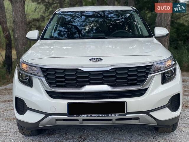 Белый Киа Seltos, объемом двигателя 1.98 л и пробегом 30 тыс. км за 18500 $, фото 10 на Automoto.ua