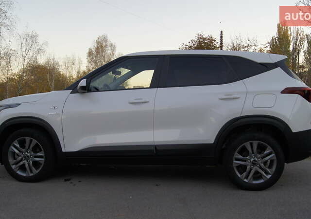 Белый Киа Seltos, объемом двигателя 1.98 л и пробегом 30 тыс. км за 18200 $, фото 2 на Automoto.ua