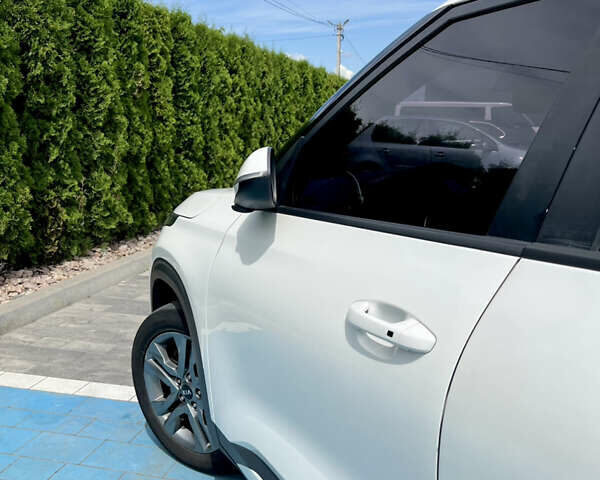 Білий Кіа Seltos, об'ємом двигуна 1.6 л та пробігом 153 тис. км за 18900 $, фото 5 на Automoto.ua