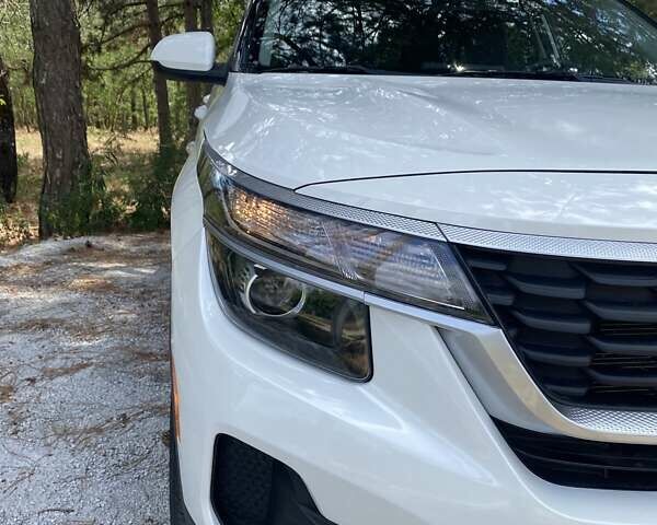 Белый Киа Seltos, объемом двигателя 1.98 л и пробегом 30 тыс. км за 18500 $, фото 2 на Automoto.ua