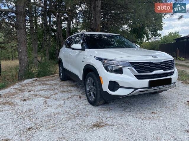 Белый Киа Seltos, объемом двигателя 1.98 л и пробегом 30 тыс. км за 18500 $, фото 12 на Automoto.ua