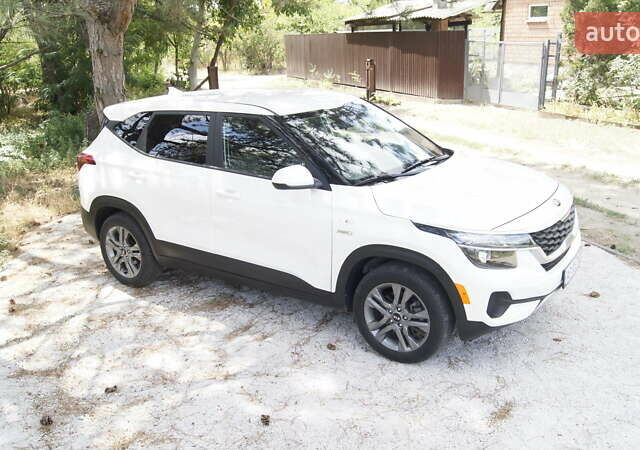 Белый Киа Seltos, объемом двигателя 1.98 л и пробегом 30 тыс. км за 17777 $, фото 12 на Automoto.ua