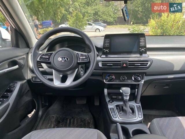 Белый Киа Seltos, объемом двигателя 1.98 л и пробегом 30 тыс. км за 18200 $, фото 18 на Automoto.ua