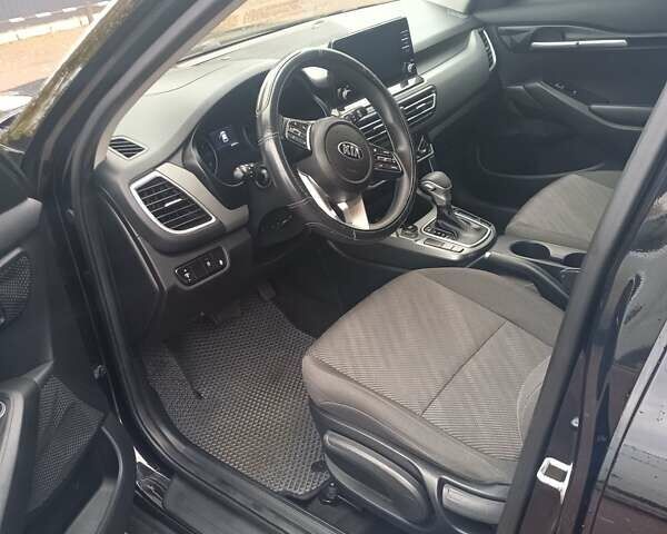 Черный Киа Seltos, объемом двигателя 2 л и пробегом 64 тыс. км за 17000 $, фото 1 на Automoto.ua