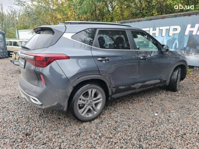 Серый Киа Seltos, объемом двигателя 2 л и пробегом 56 тыс. км за 16999 $, фото 5 на Automoto.ua