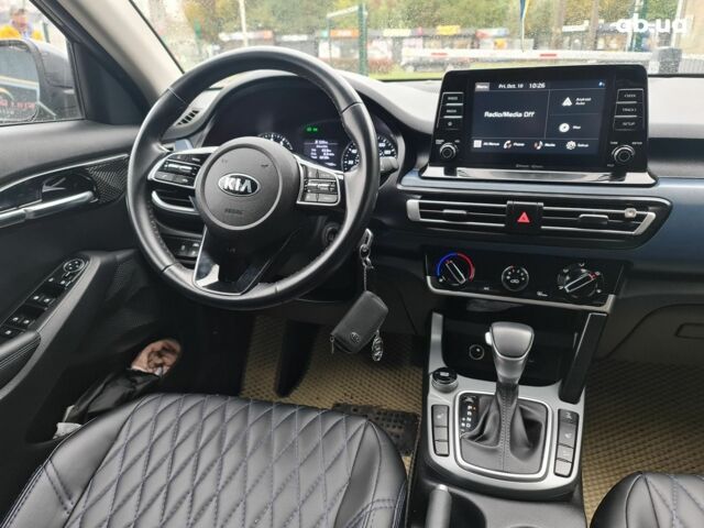 Серый Киа Seltos, объемом двигателя 2 л и пробегом 56 тыс. км за 16999 $, фото 9 на Automoto.ua