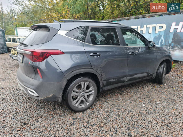 Серый Киа Seltos, объемом двигателя 2 л и пробегом 56 тыс. км за 16999 $, фото 5 на Automoto.ua